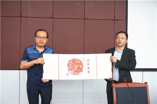 中国阿拉伯国家研究院院长李绍先代表宁夏大学向李峰赠送礼物.